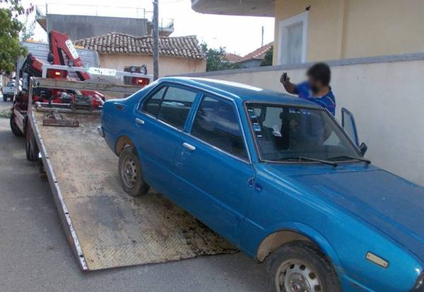 Απομάκρυνση εγκαταλειμμένων αυτοκίνητων στην Τριφυλία 