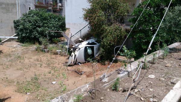 Αυτοκίνητο έπεσε σε αυλή σπιτιού στη Μεσσήνη
