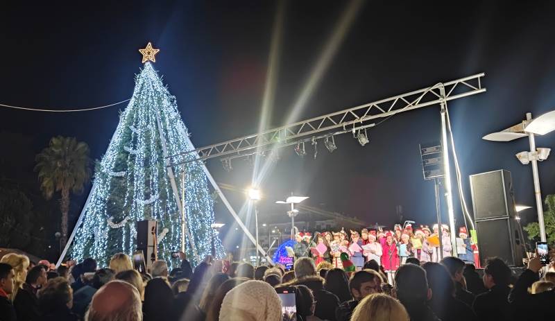 Φωταγωγήθηκε το χριστουγεννιάτικο δέντρο της Μεσσήνης - Xορωδίες των δημοτικών σχολείων τραγούδησαν τα κάλαντα