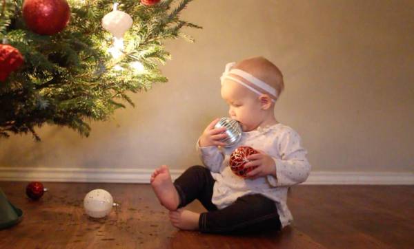 Τι γίνεται όταν ένα μωρό συναντά τον χριστουγεννιάτικο στολισμό του σπιτιού; (βίντεο)