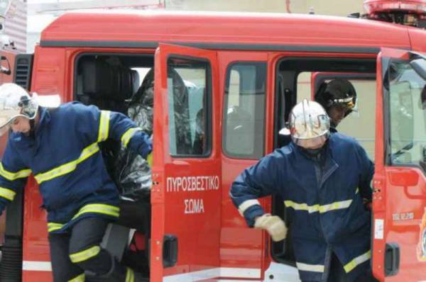 Πυρκαγιά ξέσπασε σε χαρτοβιομηχανία στο Βέλο Κορινθίας