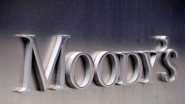 Moody&#039;s: Θετική για το αξιόχρεων των τραπεζών η κατάργηση των περιορισμών στις αναλήψεις
