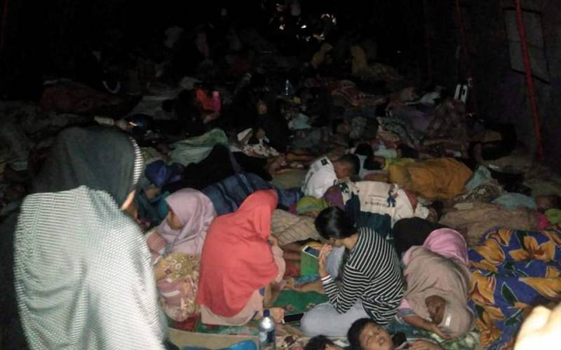 Ινδονησία: Ένας νεκρός και εκατοντάδες κατεστραμμένα σπίτια μετά τον ισχυρό σεισμό