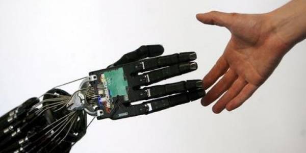 Για πρώτη φορά ένας ακρωτηριασμένος αποκτά αφή με το ρομποτικό του δάχτυλο
