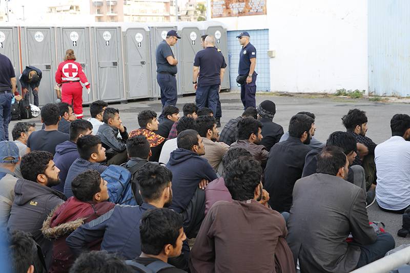 Στην Καλαμάτα μεταφέρθηκαν 77 παράτυποι μετανάστες που εντοπίστηκαν σε ιστιοπλοϊκό ανοικτά της Πύλου
