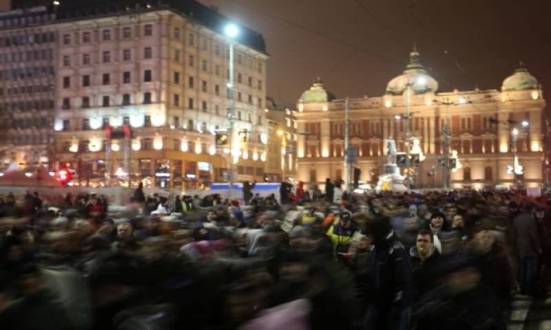 Χιλιάδες Σέρβοι συμμετείχαν σε διαδήλωση κατά του Βούτσιτς στο Βελιγράδι