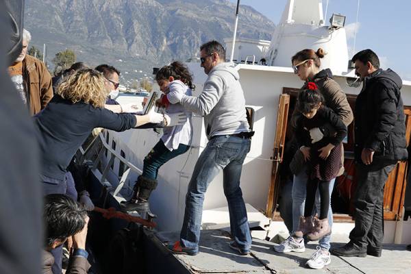 Οι δήμαρχοι δεν βρήκαν χώρο να τους στεγάσουν!!! 85 μετανάστες φιλοξενούμενοι στο Διοικητήριο Μεσσηνίας (vids)
