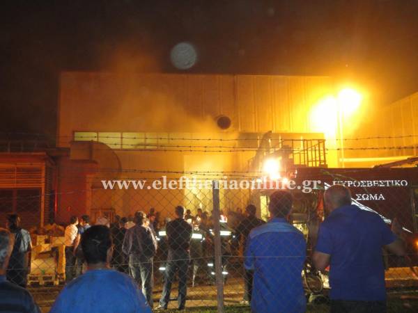 Πυρκαγιά στο εργοστάσιο του Καρέλια στην Καλαμάτα