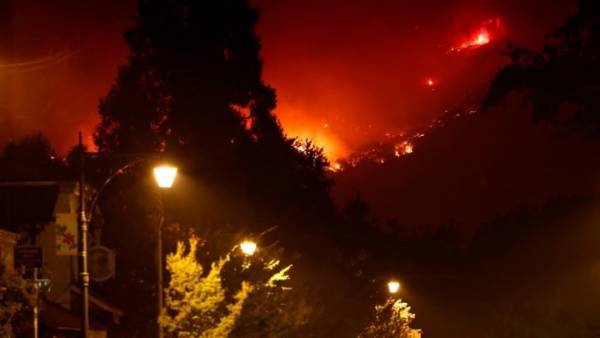 Καλιφόρνια: Δύο εστίες ενώθηκαν δημιουργώντας τη μεγαλύτερη πυρκαγιά στην ιστορία της Πολιτείας (Βίντεο)