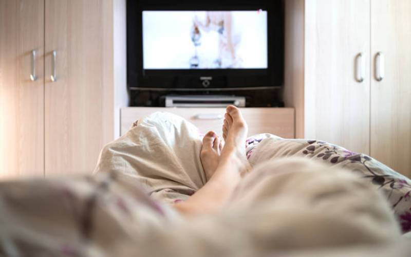 Έρευνα - Γιατί οι γυναίκες δεν πρέπει να κοιμούνται με ανοιχτή τηλεόραση ή φώτα