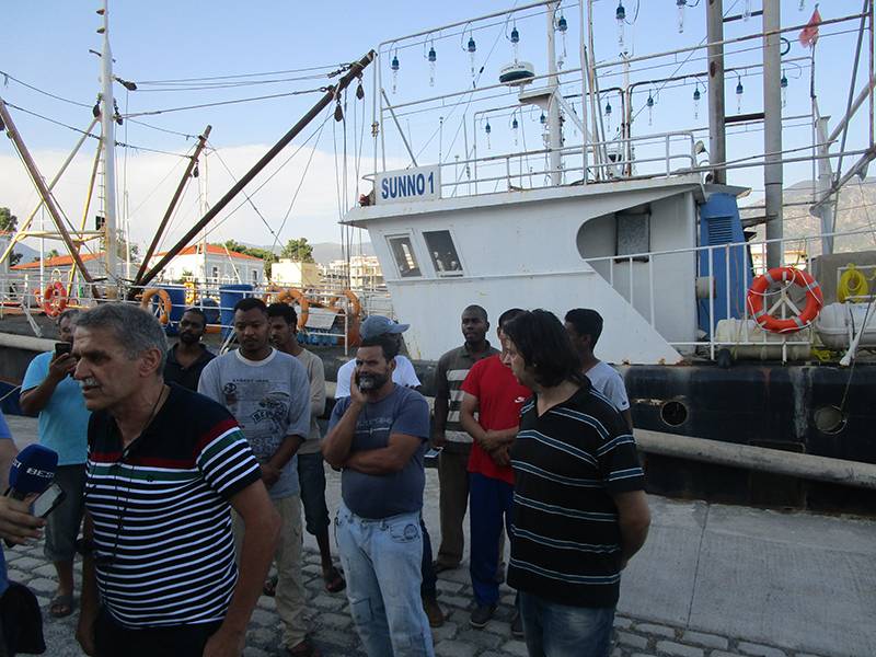 19 ξένοι ψαράδες - εργάτες εγκλωβισμένοι στο λιμάνι της Καλαμάτας