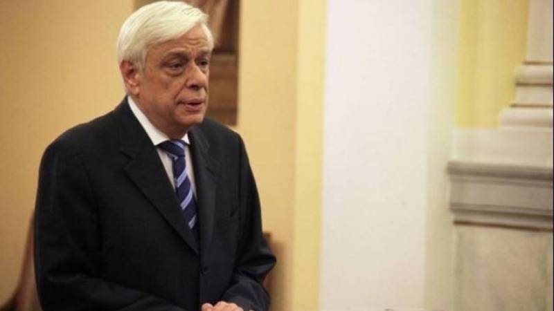 Ο Πρ. Παυλόπουλος απαλλάσσει τους ένστολους από πειθαρχικές ποινές ενόψει 28ης Οκτωβρίου