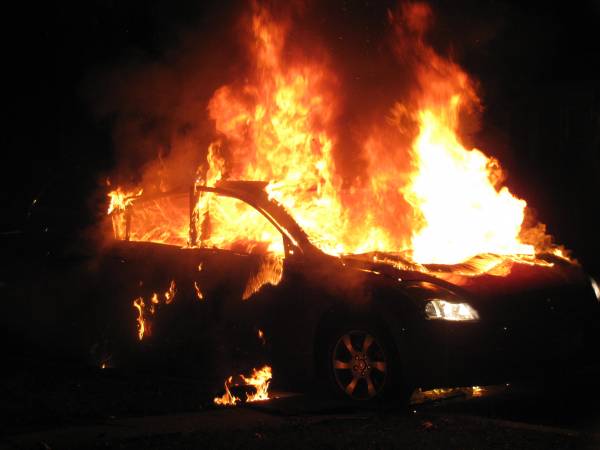 Ρουμάνος έκαψε δύο αυτοκίνητα για τα μάτια μίας Σπαρτιάτισσας