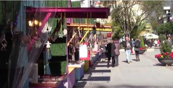 Σε γιορτινή ατμόσφαιρα η πλατεία της Καλαμάτας (βίντεο)