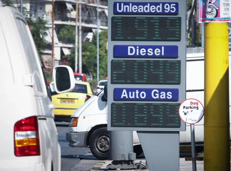 Γιατί ανεβαίνει η τιμή των καυσίμων, τι να προσέχουν οι οδηγοί (Βίντεο)