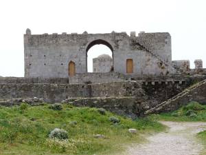 Οι κάτοικοι καταγγέλουν: Στο κάστρο της Μεθώνης  άφησαν τις εργασίες στη μέση