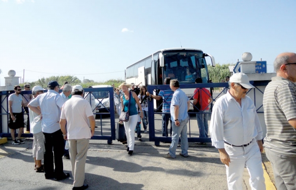 Απέκλεισαν το αεροδρόμιο οι ταξιτζήδες - Μπλόκο στη συνοδεία του πρέσβη του Καζακστάν