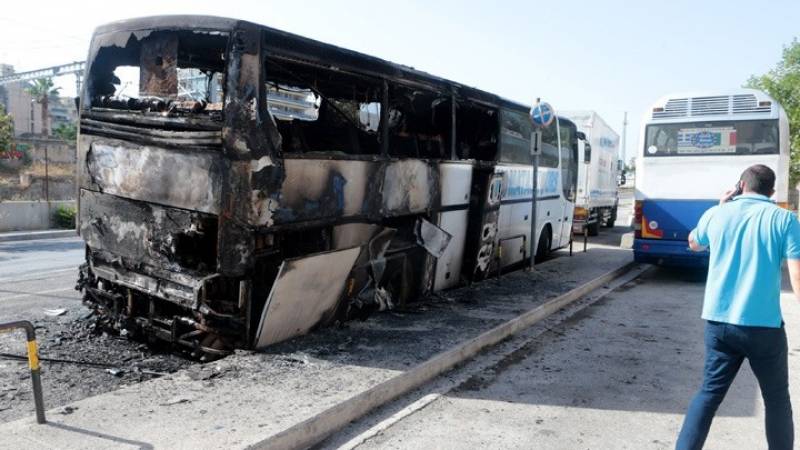 Άγνωστοι πυρπόλησαν τουριστικό λεωφορείο αλβανικών συμφερόντων στην πλατεία Καραϊσκάκη