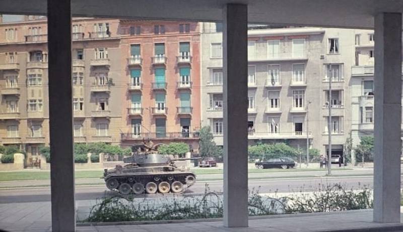 Στην φωτογραφία τανξ στο κέντρο της Αθήνας στις 21 Απριλίου, την επαύριο του στρατιωτικού πραξικοπήματος. Τη φωτογραφία έβγαλε Αμερικανός τουρίστας, από το παράθυρο του ξενοδοχείου του, λίγο πριν την επιστροφή του στη Ρώμη. (AP Photo)