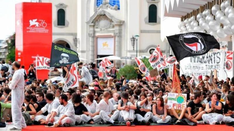 Ακτιβιστές για την κλιματική αλλαγή «κατέλαβαν» το κόκκινο χαλί στο κινηματογραφικό φεστιβάλ της Βενετίας