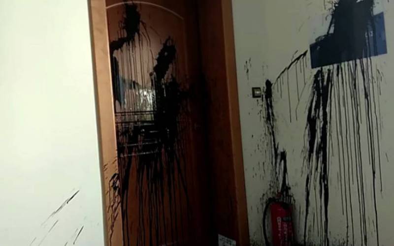 Ρουβίκωνας: Επίθεση με μπογιές στο γραφείο της Νίκης Κεραμέως