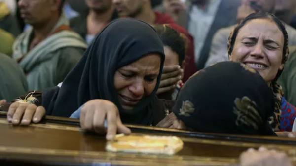 Αίγυπτος: Οι χριστιανοί της χώρας θάβουν τα θύματα της τελευταίας επίθεσης εναντίον τους