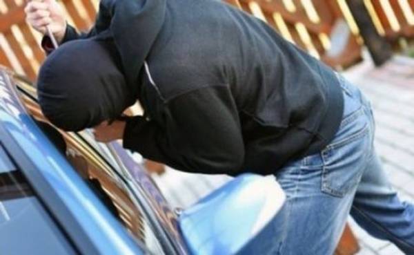 Σύλληψη δύο ατόμων για κλοπές αυτοκινήτων στην Γλυφάδα