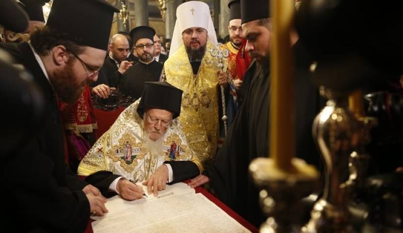 Η Εκκλησία της Ουκρανίας έγινε αυτοκέφαλη με υπογραφή Βαρθολομαίου
