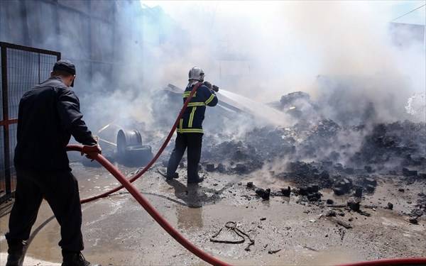 Μεγάλη πυρκαγιά σε βιομηχανία στο Μενίδι - Ένας τραυματίας