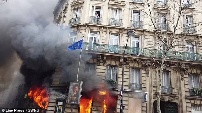 Παρίσι: Τα «Κίτρινα Γιλέκα» πυρπόλησαν τράπεζα - Μητέρα με μωρό εγκλωβίστηκαν σε μπαλκόνι (Βίντεο)