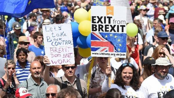 Στους δρόμους του Λονδίνου 100.000 Βρετανοί, για το Brexit