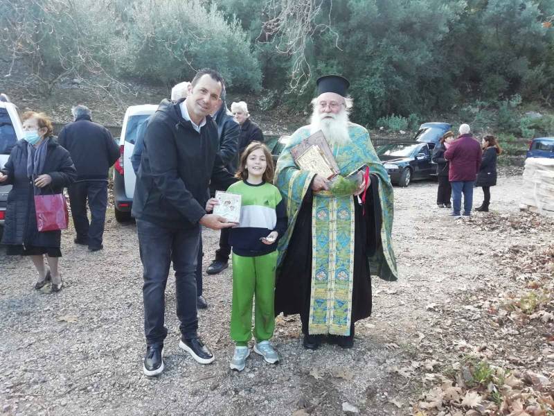 Η μικρή Ολγα Γκανάτσιου έπιασε τον Σταυρό στις Βρύσες Κυπαρισσίας