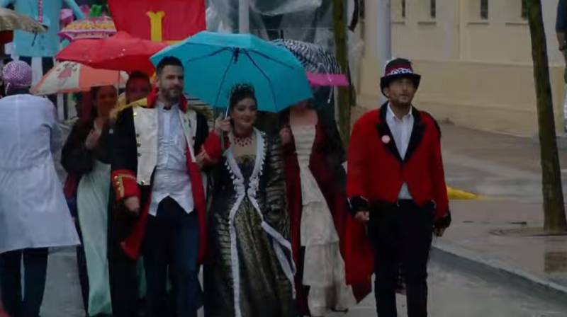 11ο Καλαματιανό Καρναβάλι: Υπό βροχή η μεγάλη καρναβαλική παρέλαση (βίντεο)