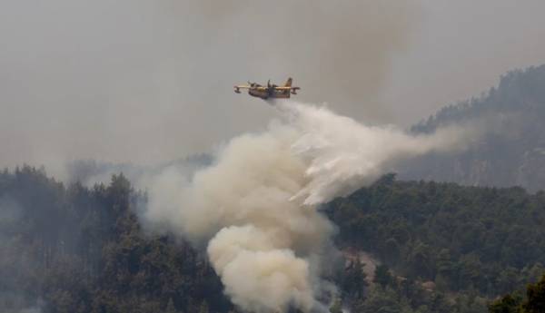 Φωτιά στην Γορτυνία: Απειλούν οικισμούς οι φλόγες - Εκκενώνονται η Καπελλίτσα και το Λιβαδάκι