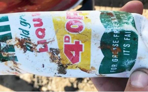 Βρετανία: Πλαστικό μπουκάλι ξεβράστηκε στη στεριά έπειτα από 50 χρόνια - Δείχνει... σαν καινούργιο