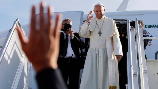 Πάπας Φραγκίσκος: &quot;Ελλάδα και Ιταλία ήταν ιδιαίτερα γενναιόδωρες στην υποδοχή μεταναστών&quot;