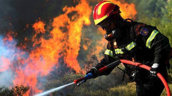 Σε εξέλιξη φωτιά στο Κούτσι Νεμέας- Eπιχειρούν πάνω από 120 πυροσβέστες