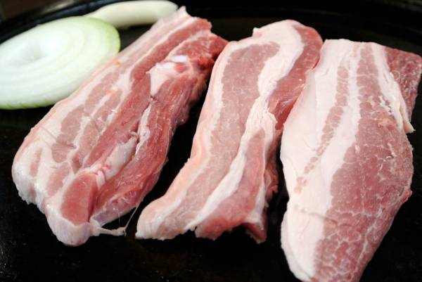 Χοιρινό κρέας με κουπόνια σε 319 άπορες οικογένειες της Καλαμάτας