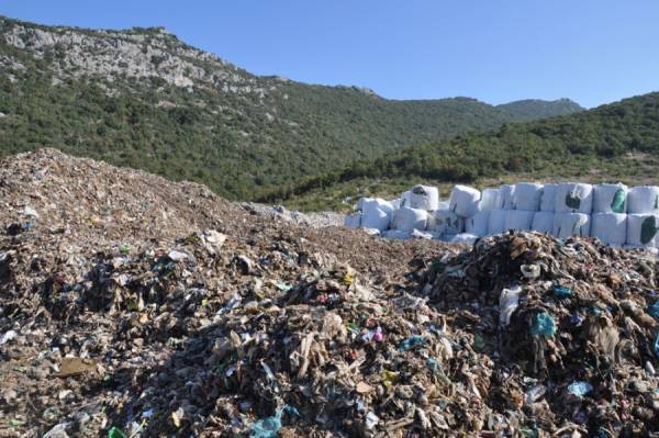 1.000 τόνοι ανεπεξέργαστα σκουπίδια στη Μαραθόλακκα