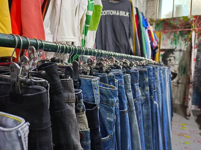 Τα μεταχειρισμένα ρούχα κερδίζουν τους Καλαματιανούς - Επαγγελματίες μιλούν για τον τομέα της second hand ένδυσης
