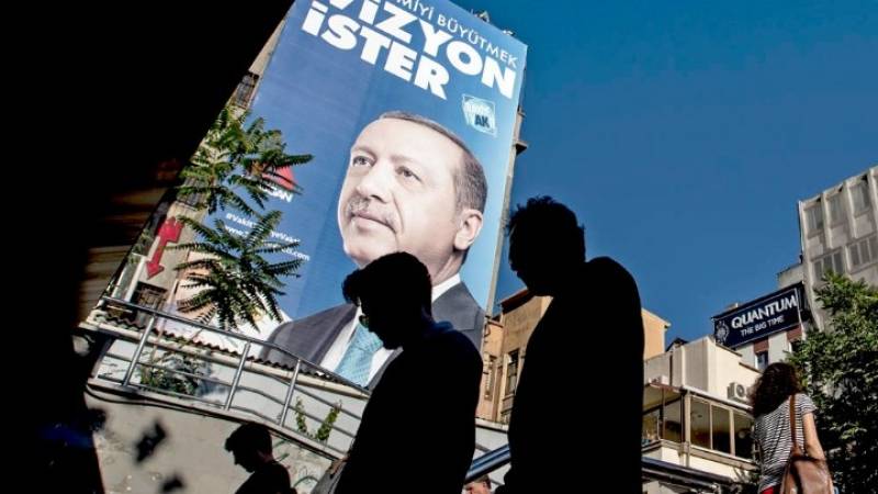 Δημοσκόπηση: Μειώνεται η δημοτικότητα του Ερντογάν, θα χρειαστεί δεύτερος γύρος για να εκλεγεί
