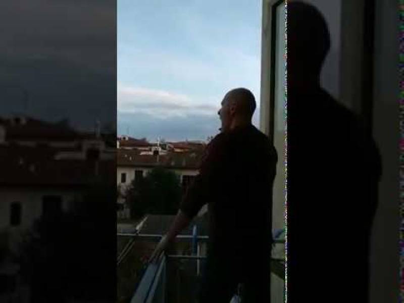 Φλωρεντία: Διάσημος τενόρος σε περιορισμό βγήκε στο μπαλκόνι του και τραγούδησε το «Nessun Dorma» (Βίντεο)