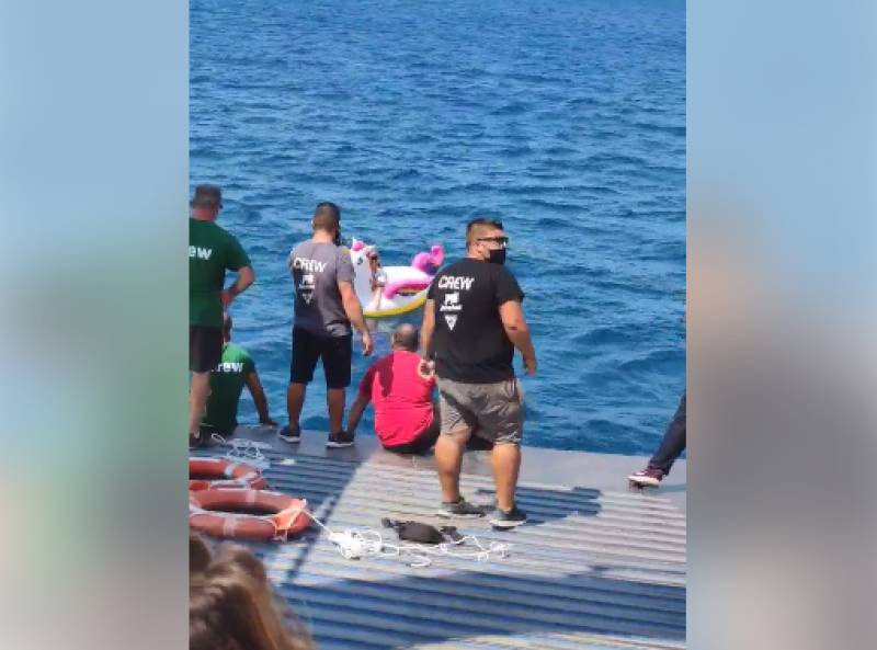 Διάσωση παιδιού από ferry boat στο Αντίρριο - Το παρέσυραν τα ρεύματα (Βίντεο)