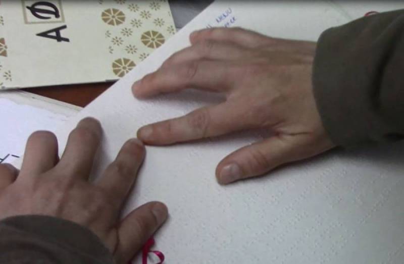 Ο Εμπορικός Σύλλογος Κυπαρισσίας για τη γραφή Braille