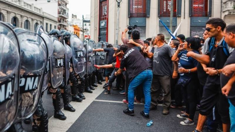 Συγκρούσεις αστυνομικών - διαδηλωτών στην Αργεντινή, παραμονή των 100 ημερών της προεδρίας Μιλέι