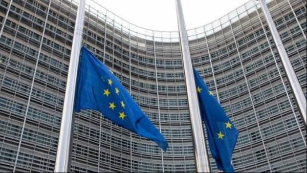 Μεσίστιες οι σημαίες στην έδρα της Ευρωπαϊκής Επιτροπής στις Βρυξέλλες