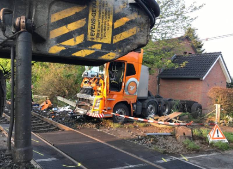 Τρένο συγκρούστηκε με φορτηγό στη Γερμανία - Οκτώ τραυματίες