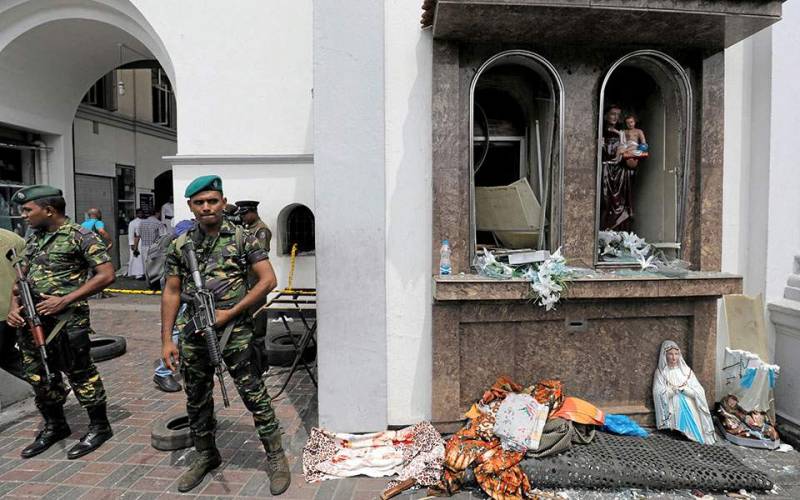 Μέι και Γιούνκερ καταδικάζουν τις επιθέσεις στη Σρι Λάνκα