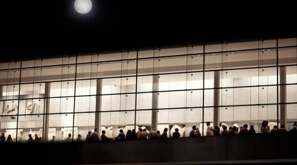 Πλήθος κόσμου απόλαυσε την Πανσέληνο υπό τους ήχους του τάνγκο στο Μουσείο Ακρόπολης