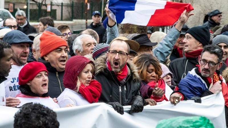 Παρίσι: Μετά τα «κίτρινα γιλέκα», τα «κόκκινα φουλάρια» διαδηλώνουν για τη δημοκρατία